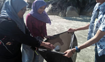 Aktiviti gotong royong membersihkan kawasan pantai di Teluk Cempedak, Kuantan